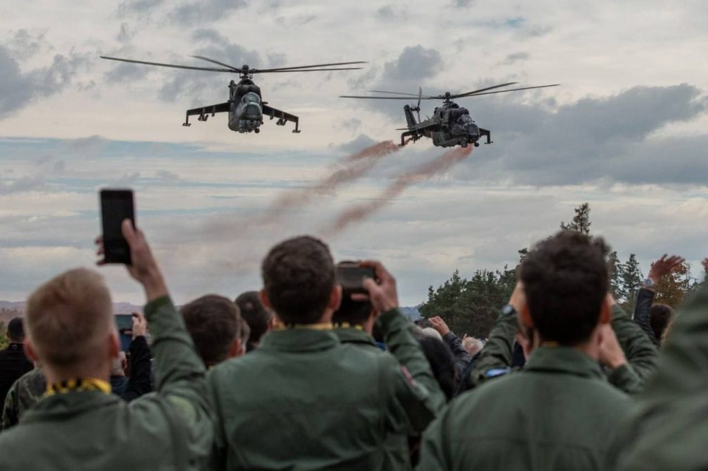 La Repubblica Ceca Radia Gli Ultimi Elicotteri D’attacco Mil Mi-24 ...